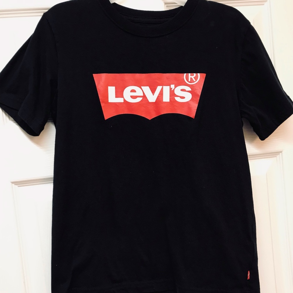 Black Levi’s Tee shirt